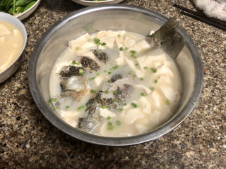 19、奶白鲫鱼豆腐汤➕朝看白水暮青山,出锅，撒上少许葱末或香菜，快趁热来一碗吧