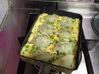 1、香菜抱蛋饺,最后撒香葱碎即可出锅