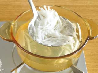 2、18m+白萝卜鸡肉饼,白萝卜切丝，焯水~