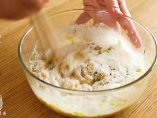 6、18m+白萝卜鸡肉饼,加入面粉，搅打上劲，肉会比较紧实，不散哈~