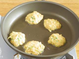 7、18m+白萝卜鸡肉饼,热锅，倒油，然后放入面糊~