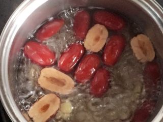 9、红枣番薯糖水～#冬喝暖饮夏吃冰#,取一干净无油的炖锅，加入适量的清水，加入红枣、姜片大火煮沸，转小火煮5分钟左右。