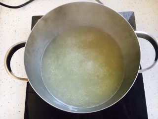 6、鸡汤小米栗子粥,把鸡汤煮开。