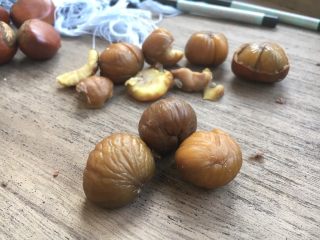 11、鸡汤小米栗子粥,把栗子皮剥下去。