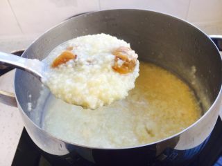 15、鸡汤小米栗子粥,栗子粥煮好了。