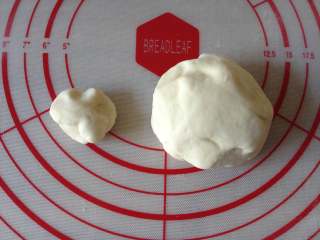 4、枣花糕,取一个大面团（约80g）和一个小面团（约14g）