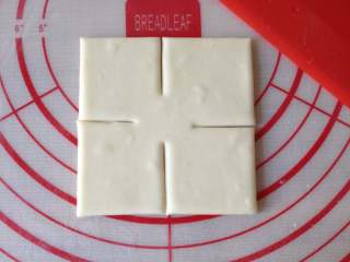 7、枣花糕,切割成正方形（边长为10cm）,再在四边的中间划一刀，留下中间位置（如图）