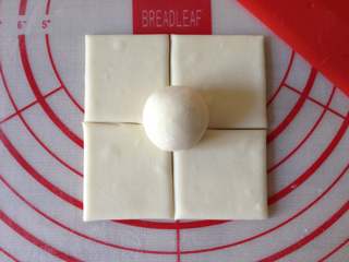 8、枣花糕,将小面团放在面皮的中间位置