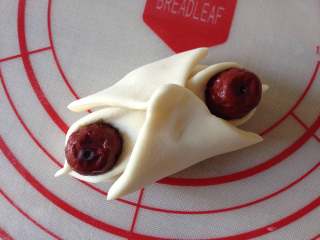 12、枣花糕,同样将剩下的两片对折过来，尖角捏紧