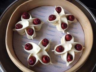 14、枣花糕,全部做好后放入蒸锅中醒发20-30分钟，之后大火蒸15分钟