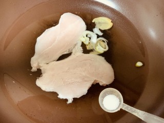 2、手撕鸡胸肉,鸡胸肉冷水下锅，依次加入料酒，姜片，葱，盐煮熟捞出放冷