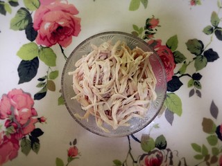 3、手撕鸡胸肉,将煮熟的鸡胸肉手撕成小条