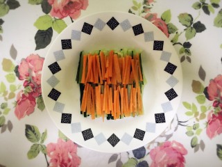 5、手撕鸡胸肉,胡萝卜切小段摆盘