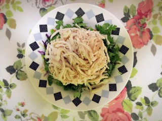 9、手撕鸡胸肉,倒入鸡胸肉