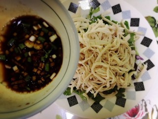 11、手撕鸡胸肉,淋上酱汁