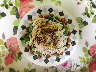 12、手撕鸡胸肉,淋上麻油，撒一些白芝麻，一把花生