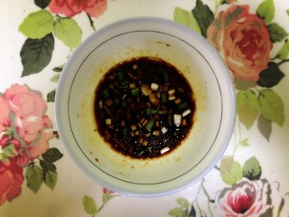 10、手撕鸡胸肉,碗里放入，蒜末葱花，酱油，白醋，白糖，盐搅拌均匀，口味重轻自己把握哦