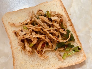 14、手撕鸡胸肉,也可以放入土司上做成三明治