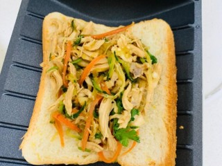 15、手撕鸡胸肉,土司片放入鸡胸肉，再盖上一片土司