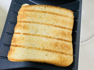 16、手撕鸡胸肉,在三明治机夹一下，早上上班的早餐简单又快捷，不用担心迟到