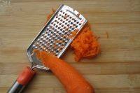 3、鲜蛋饺,葱姜切末，胡萝卜擦丝后剁碎