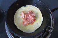 10、鲜蛋饺,等到蛋皮凝固，放入适量的肉馅