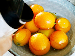 2、蜂蜜金桔茶,加入海盐，搓揉片刻后冲洗干净