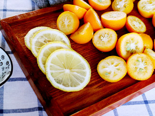 3、蜂蜜金桔茶,金桔对着切开，柠檬切片。