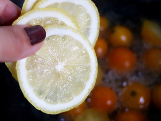 5、蜂蜜金桔茶,小火熬制，不断搅拌，直至粘稠加入柠檬片，大火收汁。