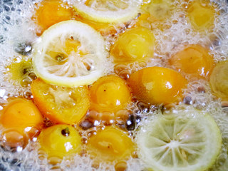 6、蜂蜜金桔茶,熬煮到金橘变软变粘稠后关火，降温到五十度左右时，加入蜂蜜，搅拌均匀。