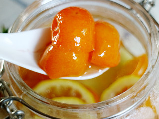 7、蜂蜜金桔茶,密闭罐中存放3--7天后就可以饮用了。