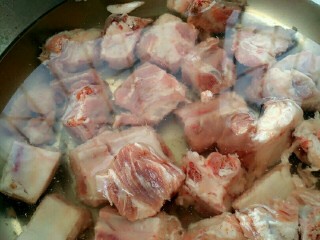 1、糖醋排骨,取出冷冻的排骨提前用凉水慢慢化开