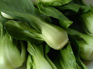 2、糖醋排骨,油麦菜清洗干净