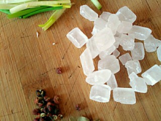 3、糖醋排骨,备好葱，姜，香叶，花椒，八角，冰糖