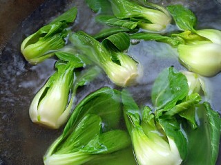 4、糖醋排骨,水中加入适量盐，油麦菜开水过一下，捞出备用