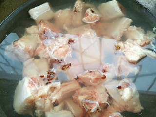 5、糖醋排骨,凉水加入排骨、花椒(去腥)，待水开后继续煮5分钟，主去除排骨血腥，排骨捞出待用