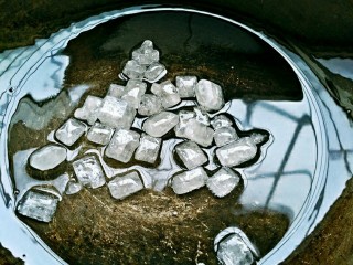 6、糖醋排骨,热锅冷油放入冰糖小火慢慢化开，直到冰糖变成金黄色，迅速放入葱、姜、八角、香叶、花椒，煸出香味，这个因为控制火候没来得及拍