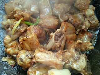 7、糖醋排骨,放入排骨，倒入料酒，翻炒使其上色