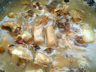 8、糖醋排骨,倒入开水，没过排骨为宜