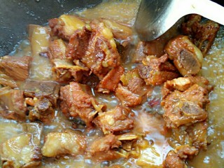 10、糖醋排骨,待排骨八成熟，放入适量盐和醋，继续小火炖，这时候已经有点漂亮颜色了