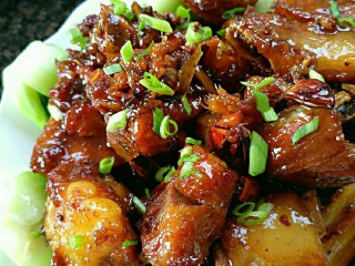 12、糖醋排骨,油麦菜提前摆好盘，排骨盛出装盘，最后撒上葱花就可以上桌开吃啦