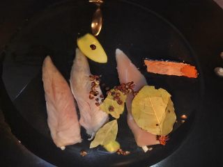 3、超满足便当（7）,锅上冷水 把鸡胸肉 香叶 桂皮 八角 花椒 姜片 干辣椒投入锅里