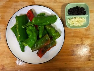 7、超满足便当（7）,煮的时候可以准备辣椒的料 可以洗净去头去籽 然后把辣椒拍一拍 再切成段 蒜切成蒜末