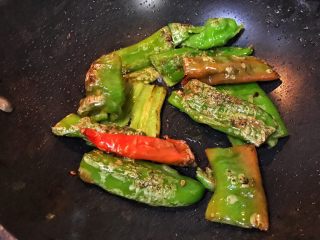 10、超满足便当（7）,有锅铲压住辣椒在锅底画圈圈 起焦皮再翻面画圈圈 等两面去焦皮盛出