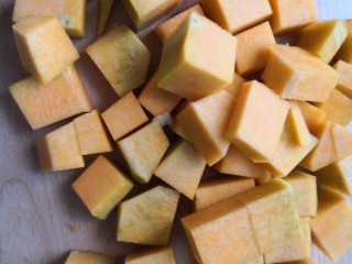 4、红枣南瓜粥,切成小方块