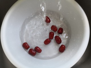 5、红枣南瓜粥,红枣清洗干净