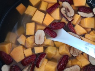 12、红枣南瓜粥,放入适量清水用勺子搅拌均匀