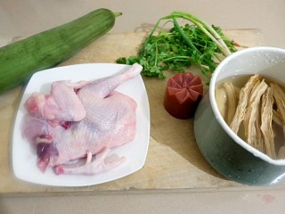 1、一鸡两吃之一汤一菜,大概食材如图，火腿可有可无，我减肥餐剩了点，废物利用了。腐竹可用粉丝替换。