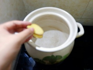 2、一鸡两吃之一汤一菜,砂锅放姜片放水，烧开