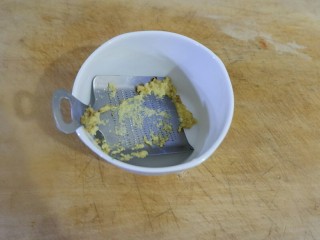 7、一鸡两吃之一汤一菜,这时候调个碗汁儿。改良版的怪味汁儿。姜擦蓉，等量的蒜擦蓉